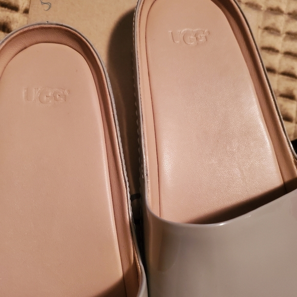 UGG - Picture 2 of 5